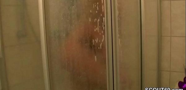 Er erwischt seine Stief-Schwester im Bad und fickt sie durch